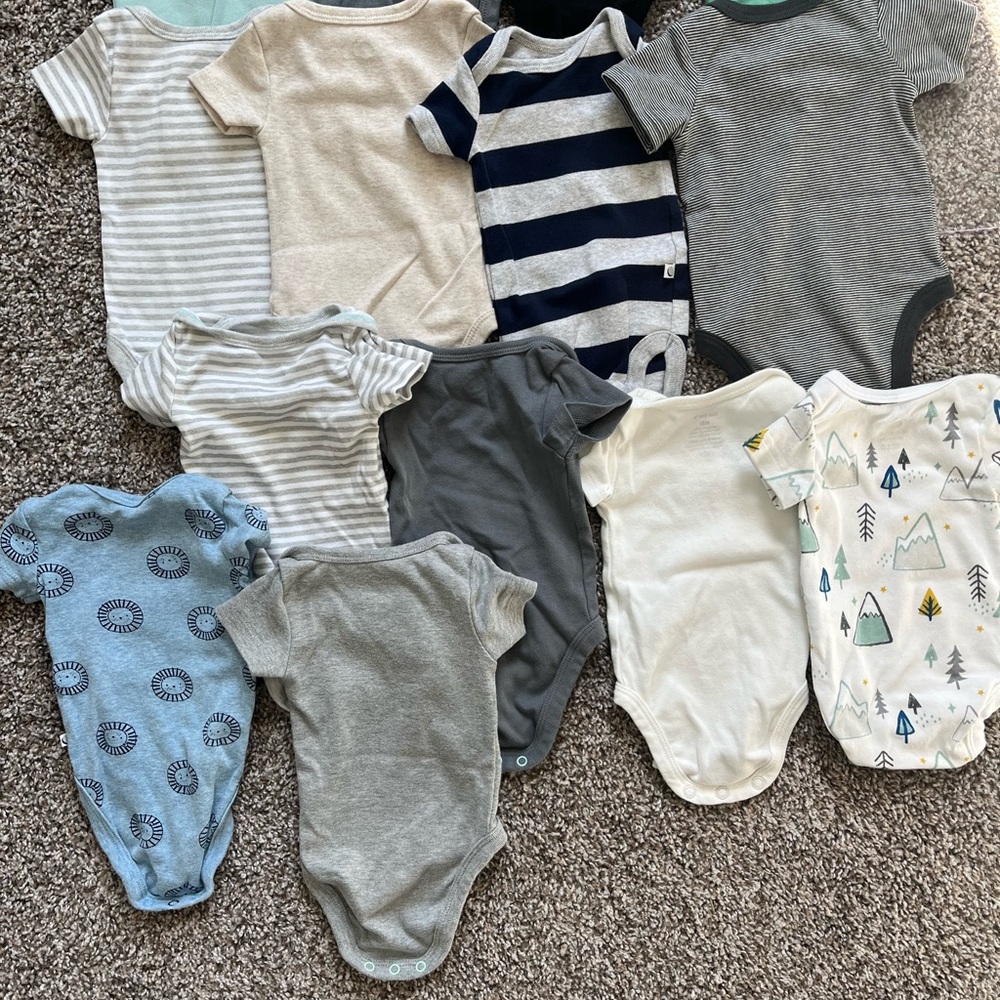14 lightly worn and most never worn onesies, newborn, various brands. - Picture 5 of 9